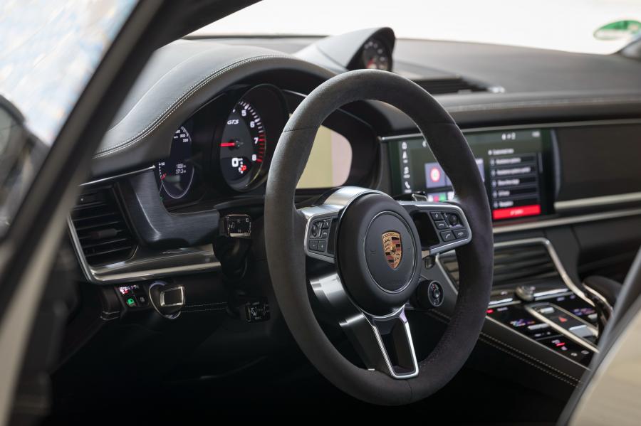 Интерьер Porsche Panamera GTS (971) 2018 года  (WW) (фото 29 из 42)